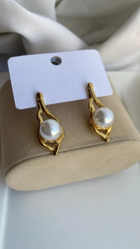 Oval Pearl Earrings